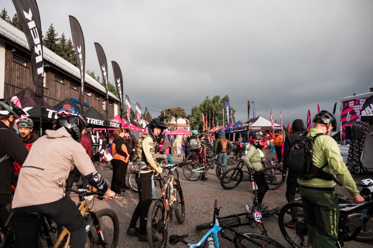 Zázemí a parkování při závodě Trek Enduro Race Klíny 2025