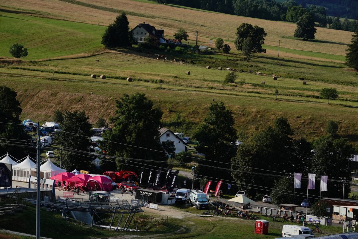 Zázemí a parkování při závodě Horsefeathers Enduro Race Kraličák 2024